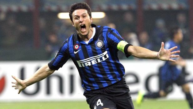 Javier Zanetti jubelt im Trikot von Inter Mailand.