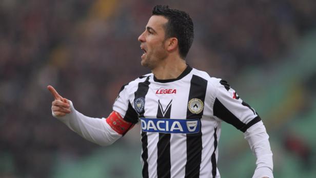 Ein Fußballspieler von Udinese Calcio zeigt mit dem Finger nach oben.