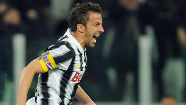 Ein Fußballspieler im Trikot von Juventus Turin jubelt mit geöffnetem Mund.