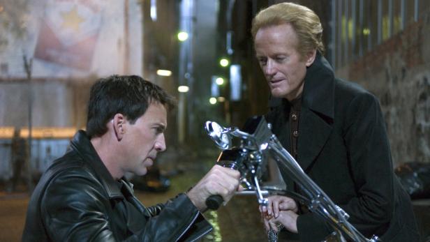 Nicolas Cage und Peter Fonda in einer Szene aus dem Film „Ghost Rider“.