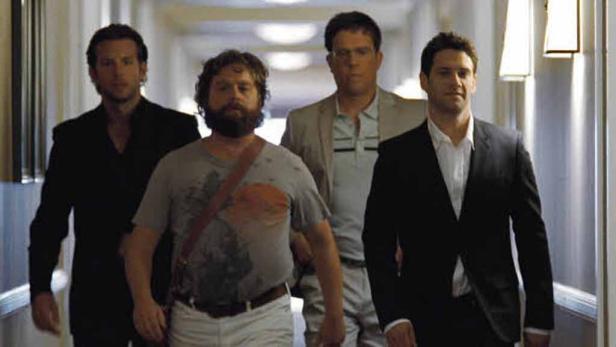 Die vier Hauptdarsteller aus dem Film „Hangover“ gehen einen Hotelflur entlang.