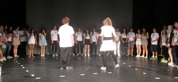 Eine Gruppe Jugendlicher steht auf einer Bühne.