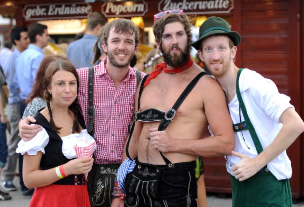 Eine Gruppe von Personen in Tracht auf einem Volksfest.