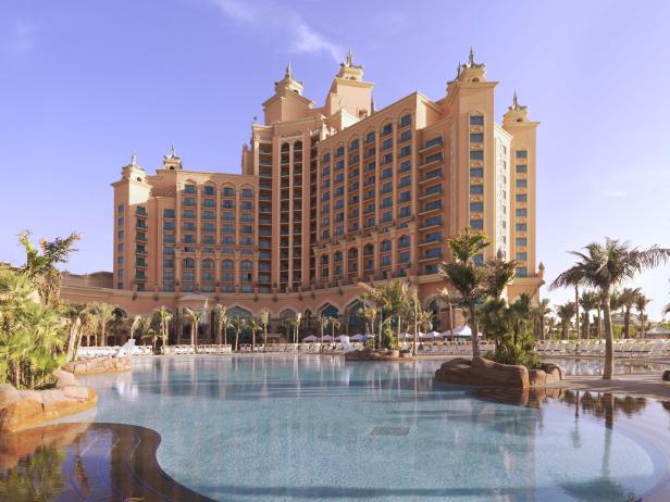 Das Atlantis Hotel in Dubai mit einem großen Pool im Vordergrund.