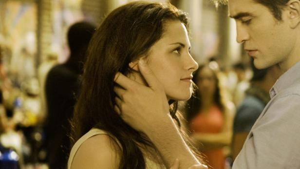 Bella Swan und Edward Cullen in einer Szene aus dem Film „Twilight – Biss zum Morgengrauen“.
