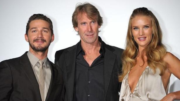 Shia LaBeouf, Michael Bay und Rosie Huntington-Whiteley posieren zusammen.