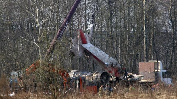 Ein Flugzeugwrack wird mit einem Kran geborgen.