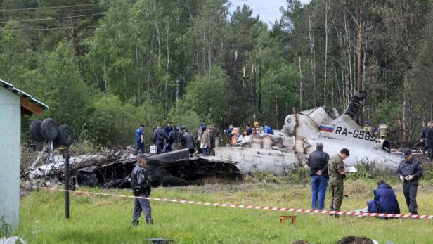 Das Wrack eines Flugzeugs mit der Kennung RA-65633 liegt auf einer Wiese.