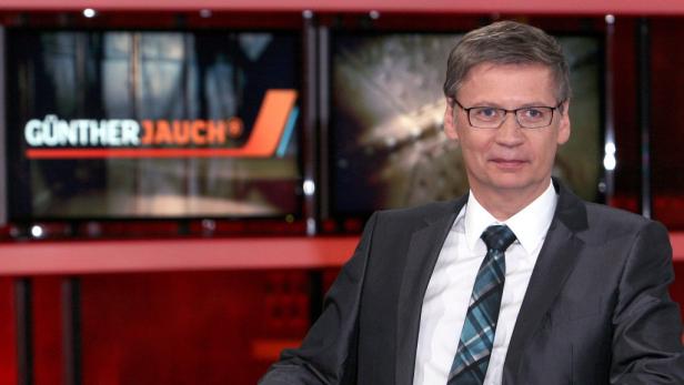 Günther Jauch im Studio vor dem Logo seiner Sendung.