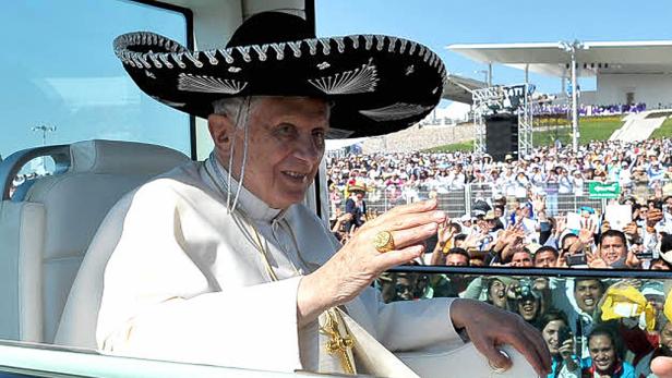 Papst Benedikt XVI. mit Sombrero winkt der Menge zu.