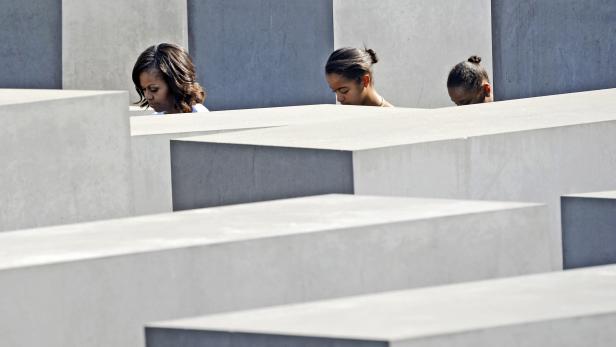 Michelle Obama und ihre Töchter im Denkmal für die ermordeten Juden Europas in Berlin.