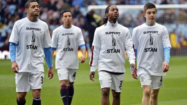 Fußballspieler des Aston Villa tragen T-Shirts zur Unterstützung von Stiliyan Petrov.