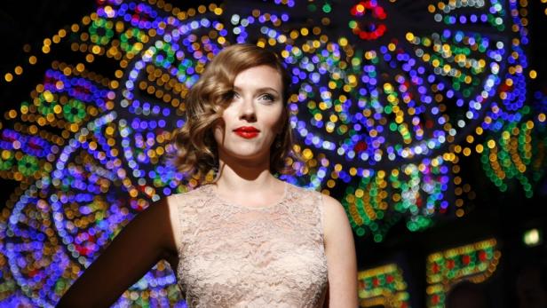 Scarlett Johansson vor einem Hintergrund aus bunten Lichtern.