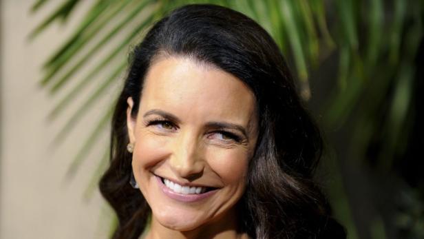 Nahaufnahme von Kristin Davis, lächelnd und mit dunklem, gewelltem Haar.