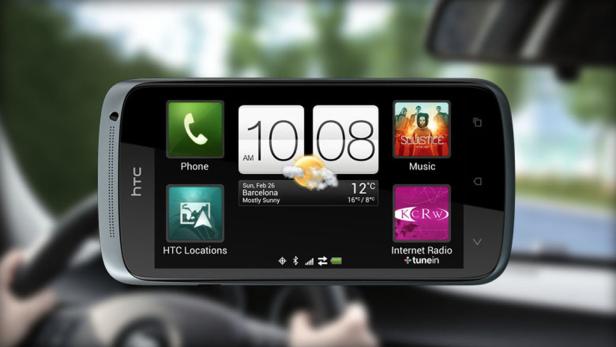 Ein HTC-Smartphone zeigt Apps wie Telefon, Musik und Internetradio im Auto.