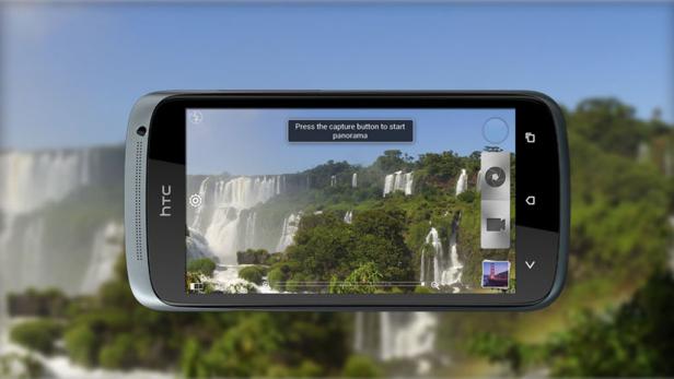 Ein HTC-Smartphone zeigt ein Panorama-Foto von Wasserfällen.
