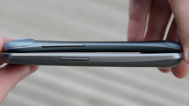 Zwei Mobiltelefone liegen übereinander, die Seitenansicht zeigt die Lautstärkeregler.