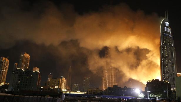 Die Skyline von Dubai wird nachts von Rauch und Dunst verhüllt.