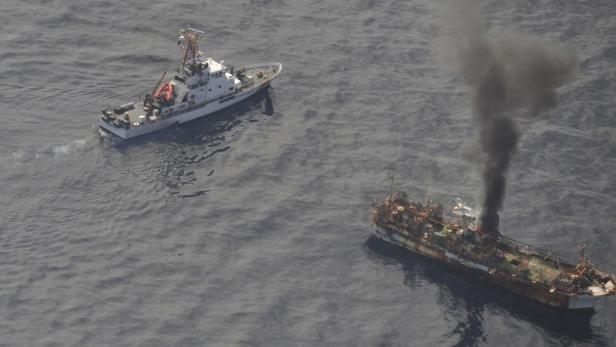 USA feuern auf Tsunami-Geisterschiff