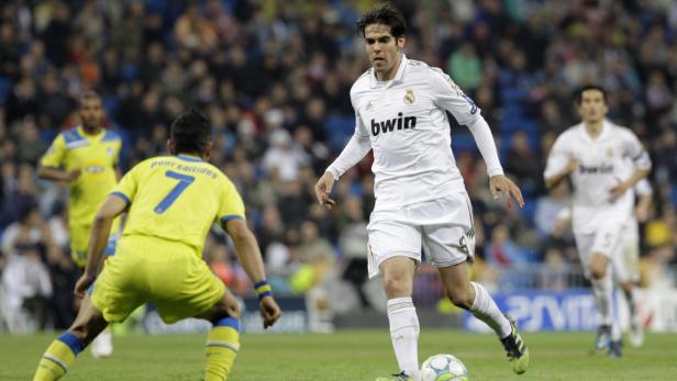Fußballspieler Kaká mit Ball im Spiel.