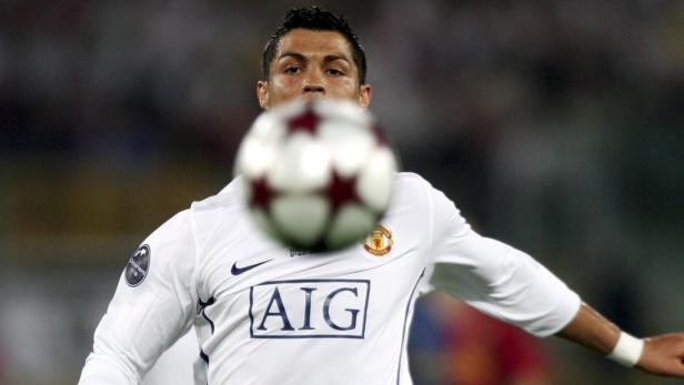 Cristiano Ronaldo köpft einen Fußball während eines Spiels.