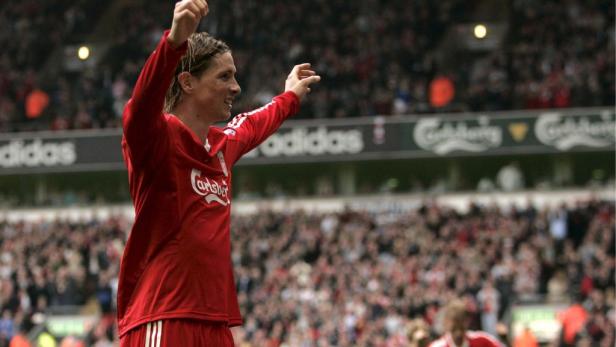 Fernando Torres jubelt im roten Liverpool-Trikot vor einer Zuschauermenge.