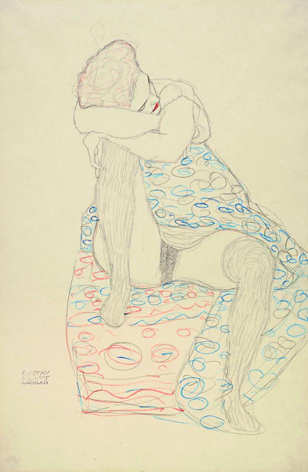 Eine Skizze einer sitzenden, weiblichen Aktfigur mit rotem Lippenstift auf einem gemusterten Untergrund.