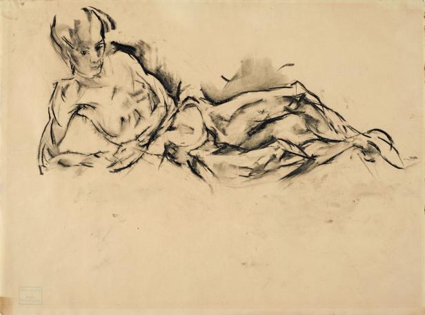 Eine Kohlezeichnung einer liegenden, unbekleideten Person.