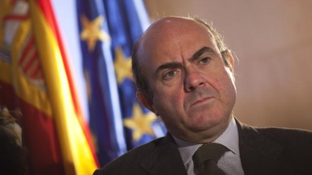 Ein Mann vor den Flaggen Spaniens und der Europäischen Union.