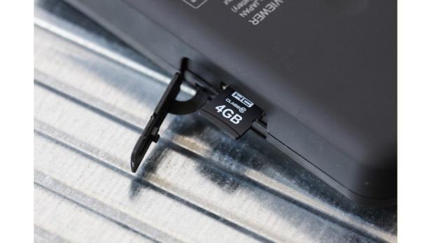 Eine 4GB SD-Karte steckt in einem schwarzen Gerät.