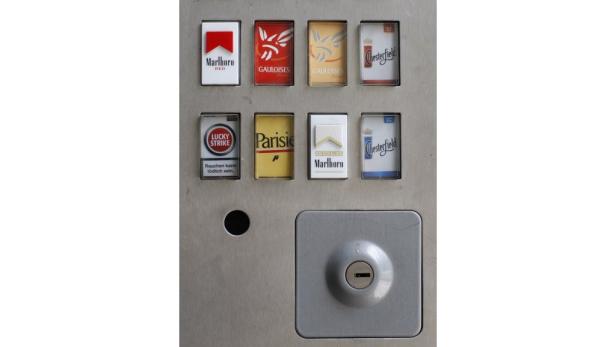 Ein Zigarettenautomat mit verschiedenen Markensorten wie Marlboro, Gauloises und Lucky Strike.