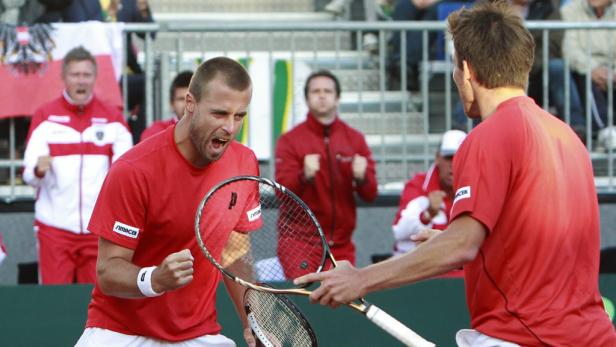 Ein Tennisspieler jubelt mit geballter Faust auf dem Platz.