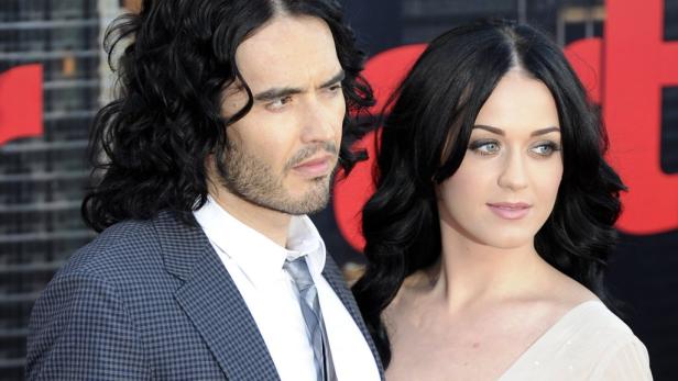 Katy Perry und Russell Brand posieren zusammen auf einem roten Teppich.