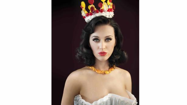 Katy Perry mit einer Krone aus Süßigkeiten und einer Halskette aus Bonbons.