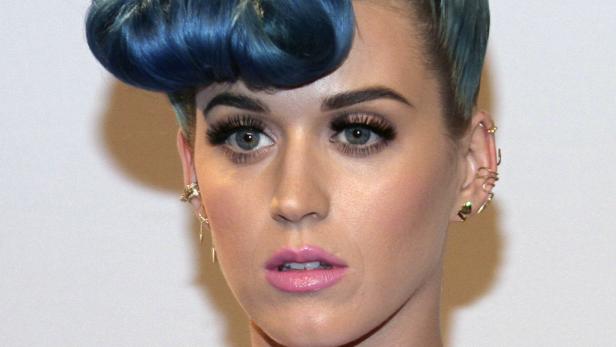 Nahaufnahme von Katy Perry mit blauem Haar und auffälligem Ohrschmuck.