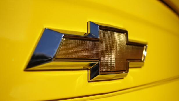 Das Chevrolet-Logo auf einem gelben Auto.