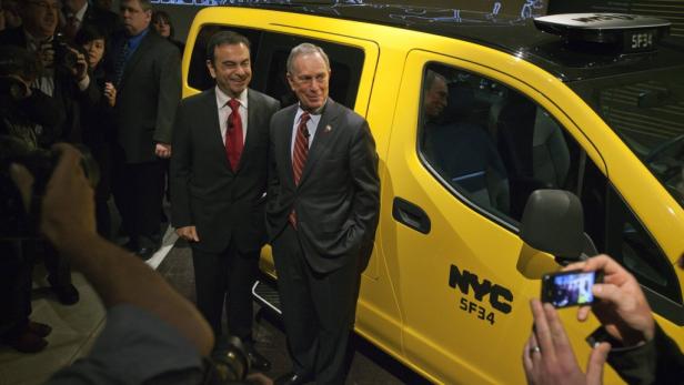 Michael Bloomberg posiert mit Carlos Ghosn vor einem gelben Taxi in New York.