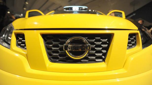 Nahaufnahme der Frontpartie eines gelben Nissan-Fahrzeugs.