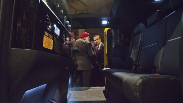 Carlos Ghosn steigt in ein Taxi.