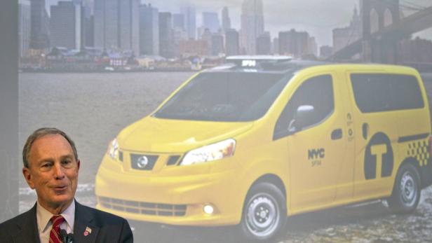 Michael Bloomberg vor einem gelben Taxi in New York City.