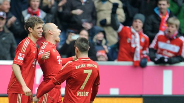 Thomas Müller, Arjen Robben und Franck Ribéry feiern ein Tor für Bayern München.