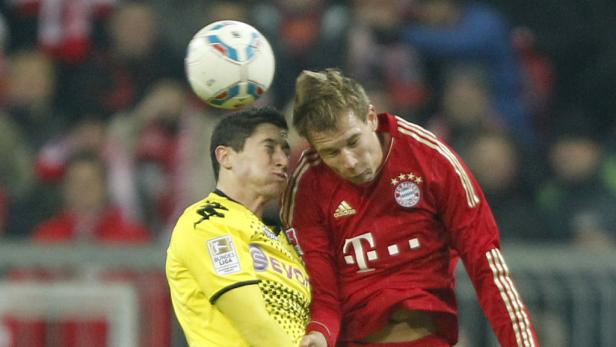 Zwei Fußballspieler kämpfen bei einem Spiel um den Ball.