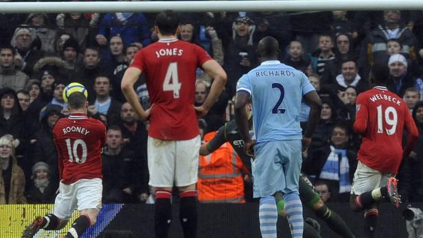 Wayne Rooney köpft den Ball während eines Fußballspiels.