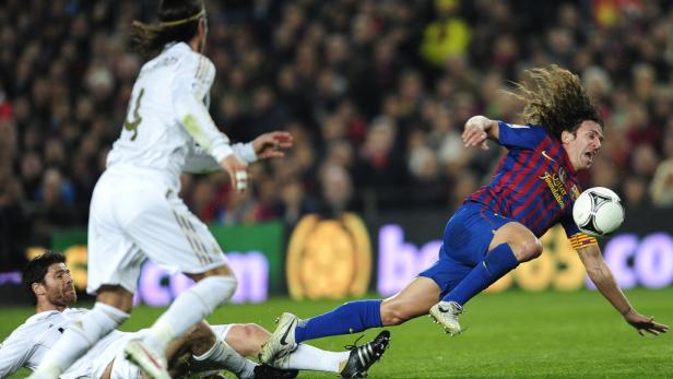 Carles Puyol vom FC Barcelona stürzt während eines Fußballspiels.