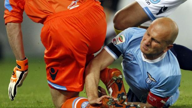 Zwei Fußballspieler kämpfen um den Ball auf dem Spielfeld.