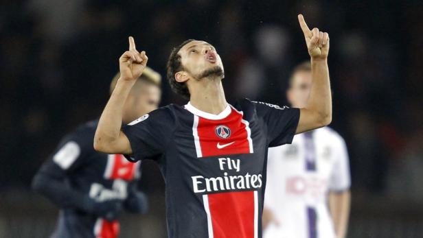 Ein Fußballspieler von Paris Saint-Germain jubelt mit erhobenen Zeigefingern.