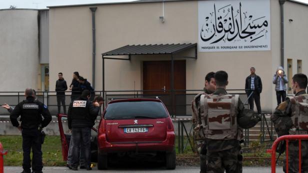 Auto raste auf Soldaten vor Moschee in Valence zu