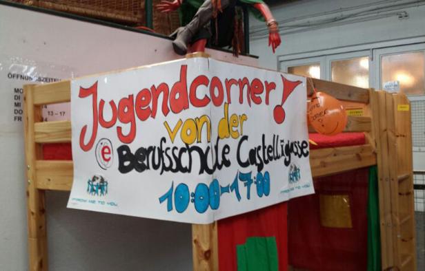 Ein Schild wirbt für den „Jugendcorner“ der Berufsschule Castelligasse, geöffnet von 10:00 bis 17:00 Uhr.