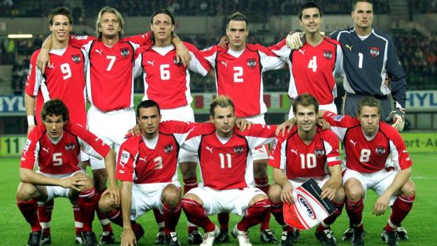 Die österreichische Fußballnationalmannschaft posiert für ein Mannschaftsfoto.