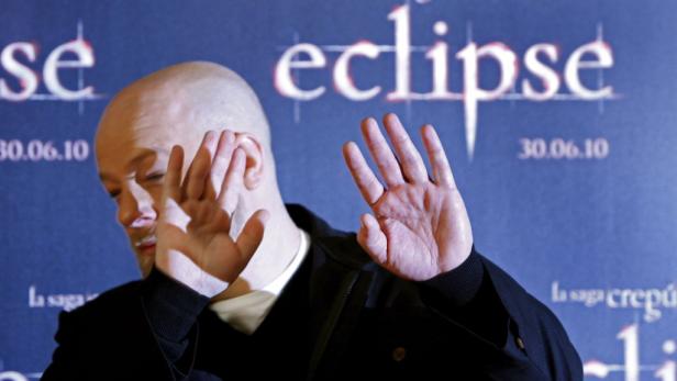 Ein Mann wehrt sich vor einer „Eclipse“-Werbung mit erhobenen Händen.